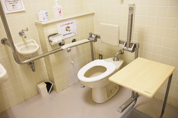 障害者用トイレの内部の写真