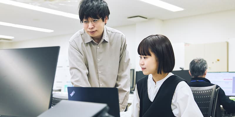 内海祐希さんの業務風景