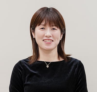 仕事内容についてのコメントをする社員