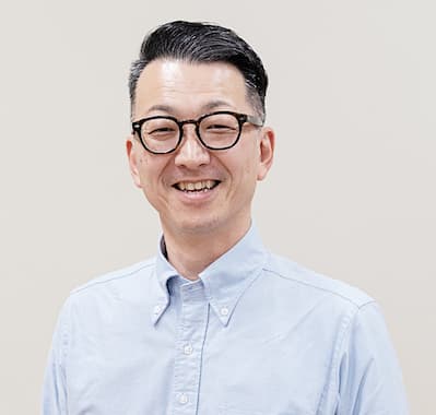仕事内容についてのコメントをする社員