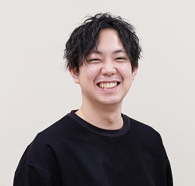 仕事内容についてのコメントをする社員