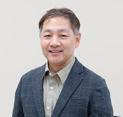 仕事内容についてのコメントをする社員