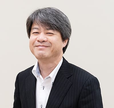 仕事内容についてのコメントをする社員
