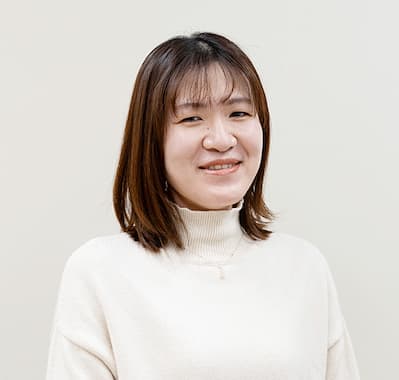 仕事内容についてのコメントをする社員