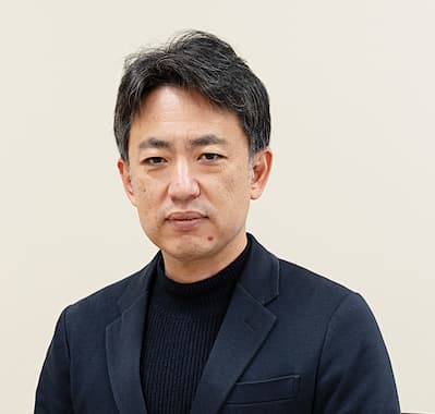仕事内容についてのコメントをする社員