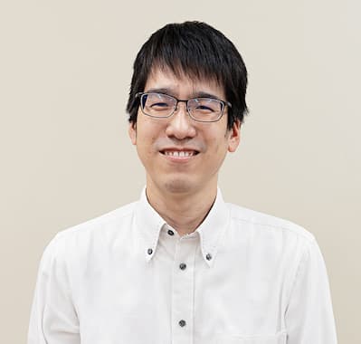 仕事内容についてのコメントをする社員