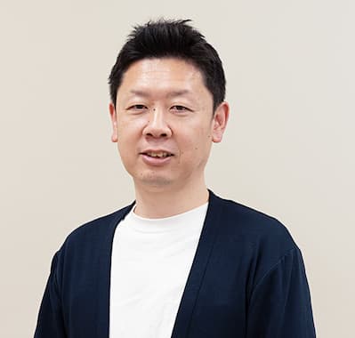 仕事内容についてのコメントをする社員