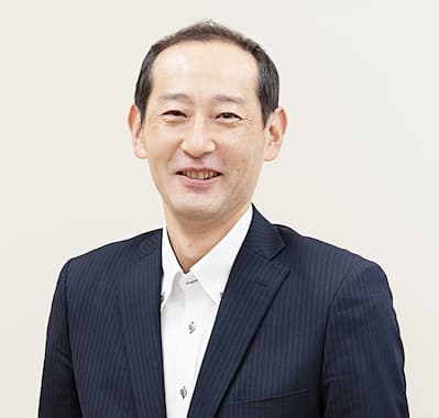 仕事内容についてのコメントをする社員