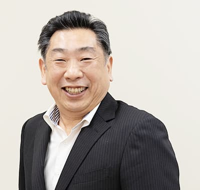 仕事内容についてのコメントをする社員