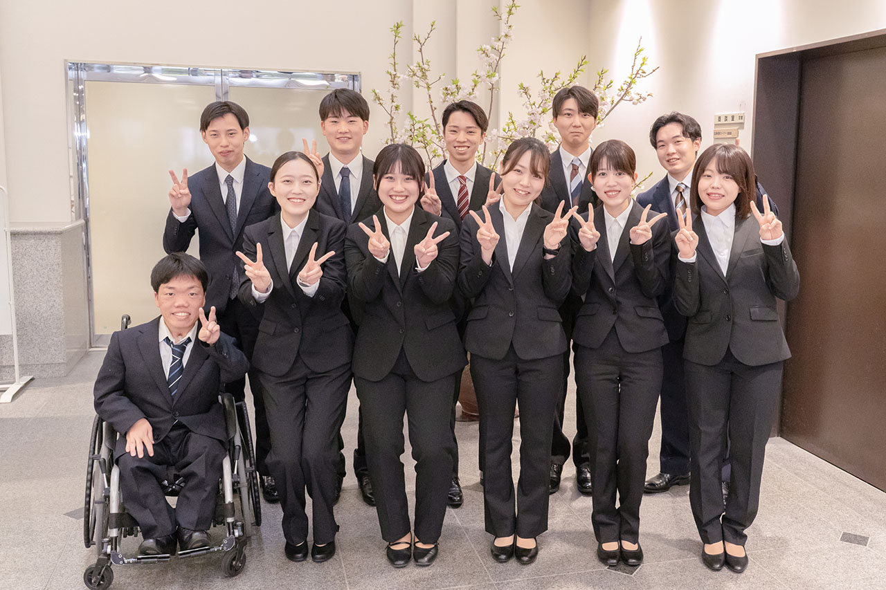 新入社員11人の集合写真