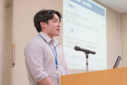 成果報告をしている写真