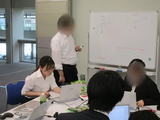 チームでシステム開発をしている様子